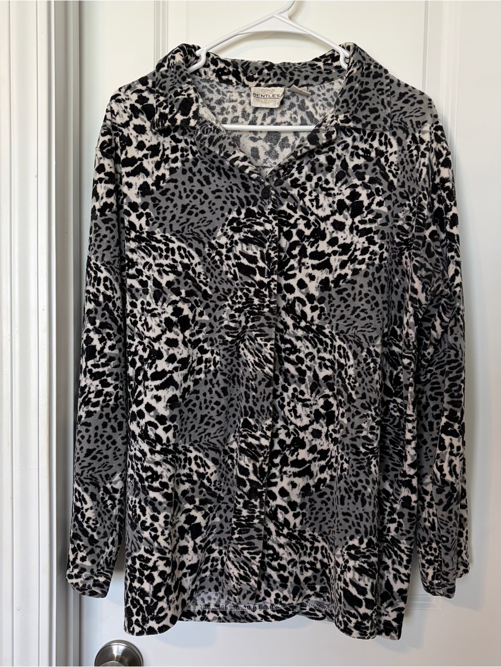 Bentley Black and Grey Velour Leopard Print Button
Down Women's
 Size Large